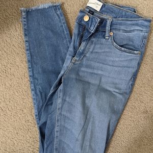 Universal thread mid rise skinny